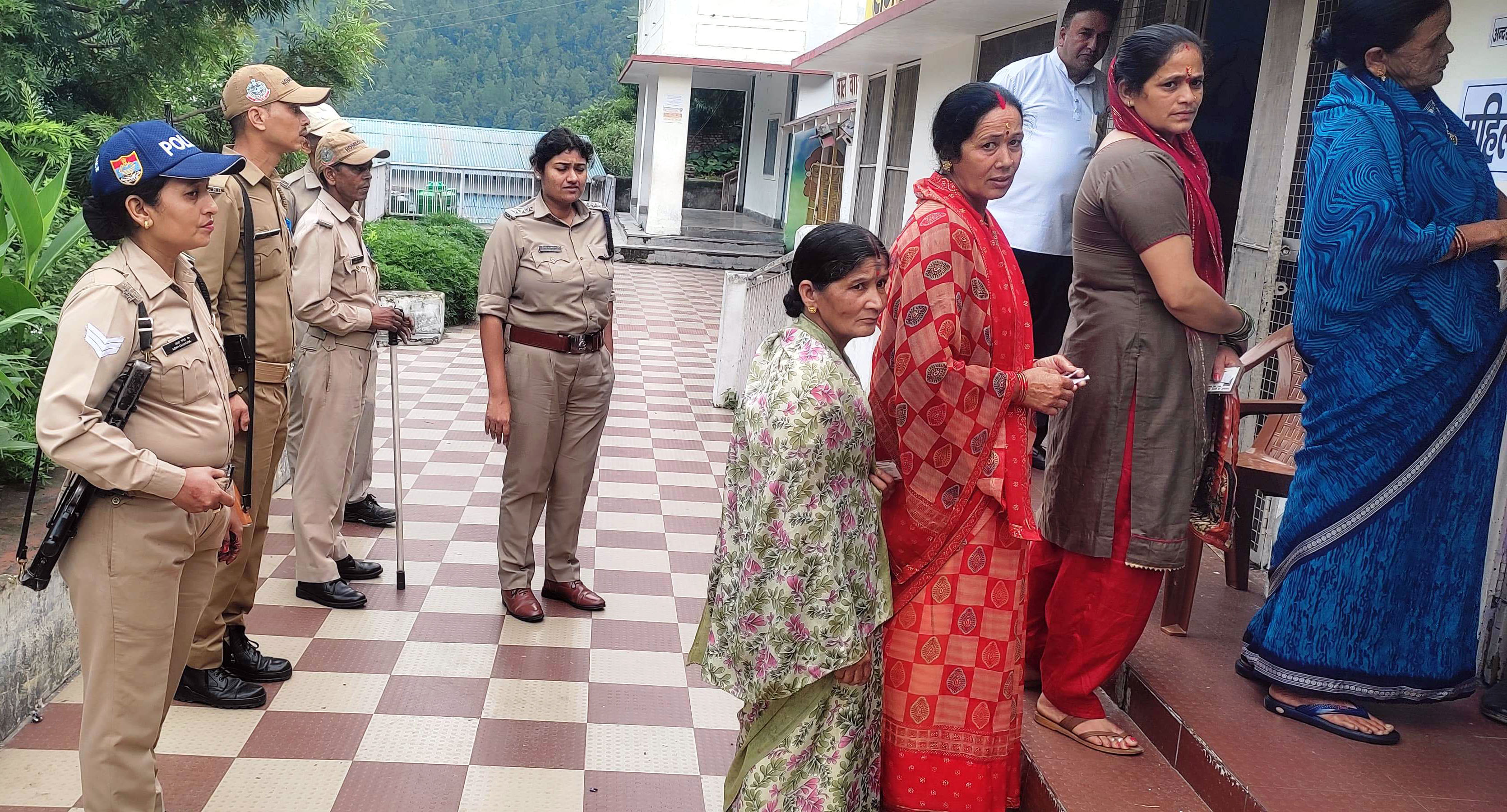 रामगढ़ के एक मतदान केंद्र का निरीक्षण करने पहुंचीं पुलिस उपाधीक्षक दीपशिखा रामगढ़ के एक मतदान केंद्र का निरीक्षण करने पहुंचीं पुलिस उपाधीक्षक दीपशिखा