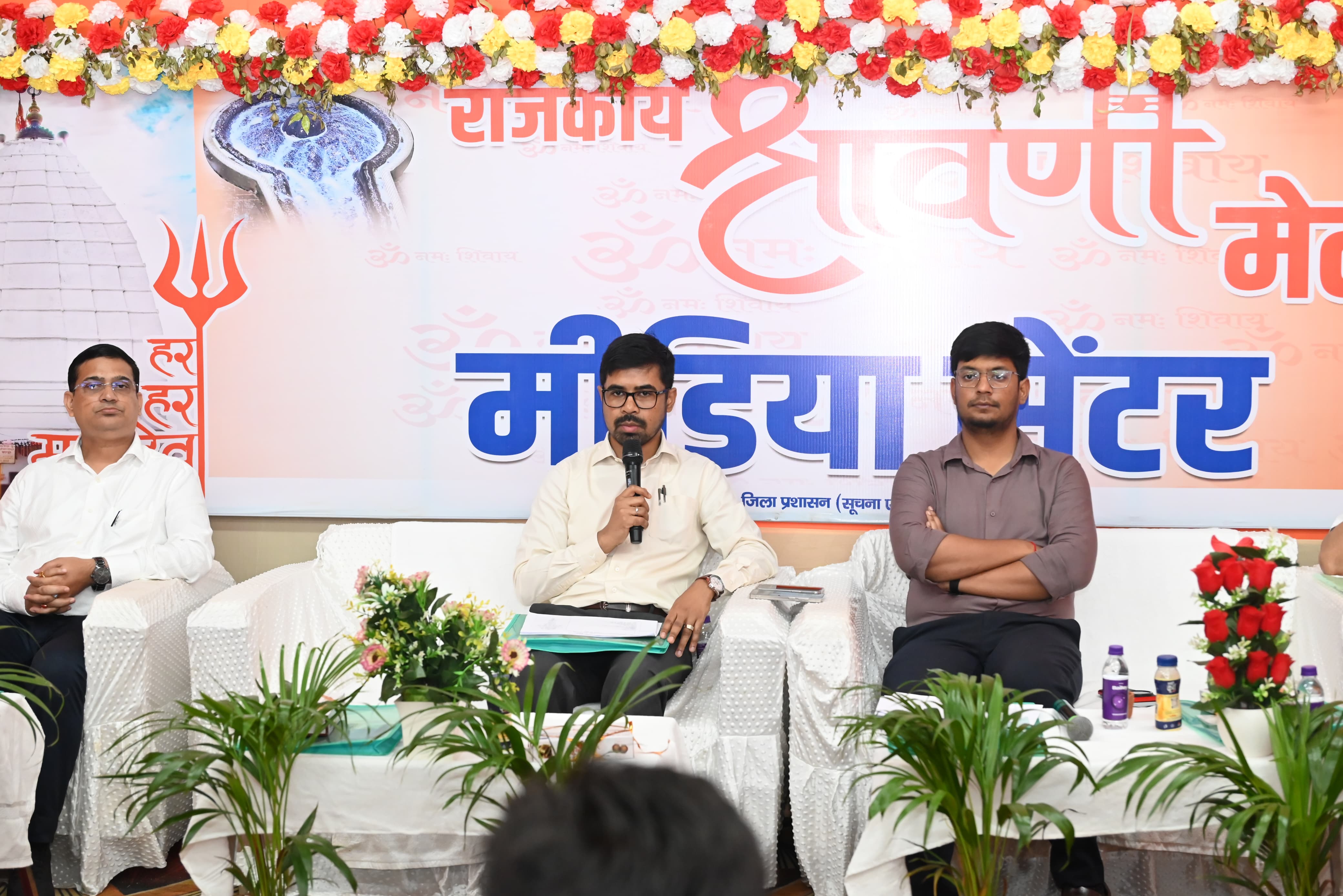 उपायुक्त प्रेस वार्ता करते हुए उपायुक्त प्रेस वार्ता करते हुए