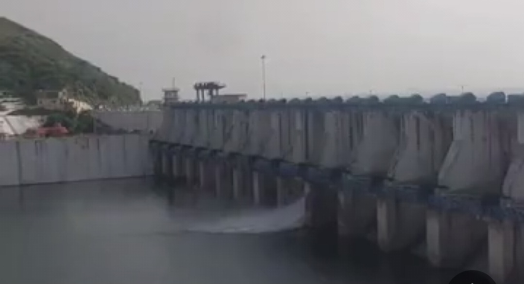 बीसलपुर बांध से पानी की निकासी शुरू, खोला गया 10 नंबर गेट बीसलपुर बांध से पानी की निकासी शुरू, खोला गया 10 नंबर गेट