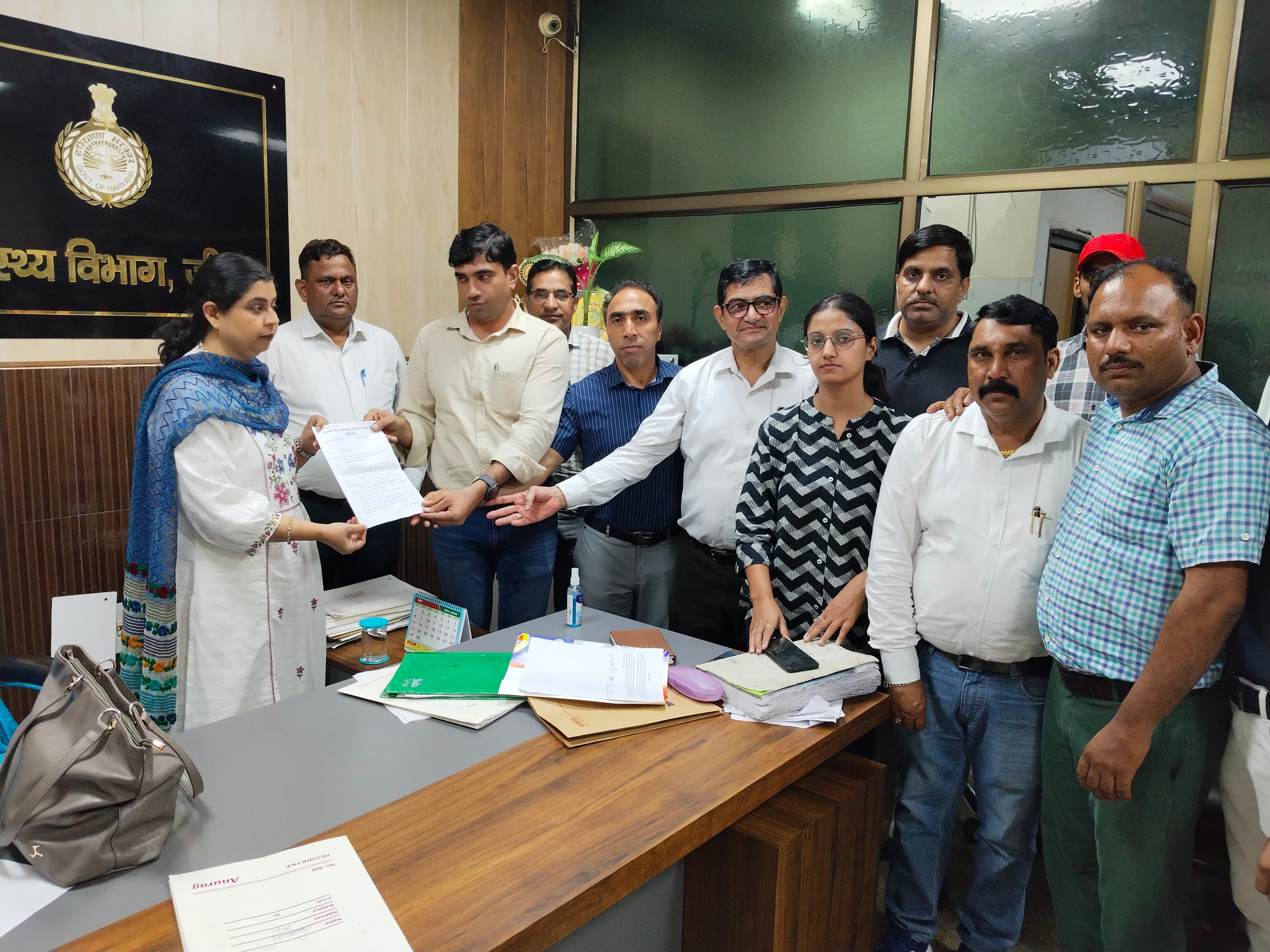 सिविल सर्जन को ज्ञापन सौंपते चिकित्सक और स्वास्थ्य कर्मी। सिविल सर्जन को ज्ञापन सौंपते चिकित्सक और स्वास्थ्य कर्मी।