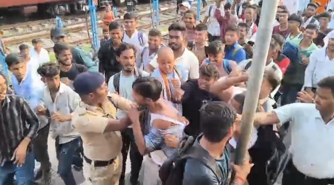 चोर की पिटाई करते लोग