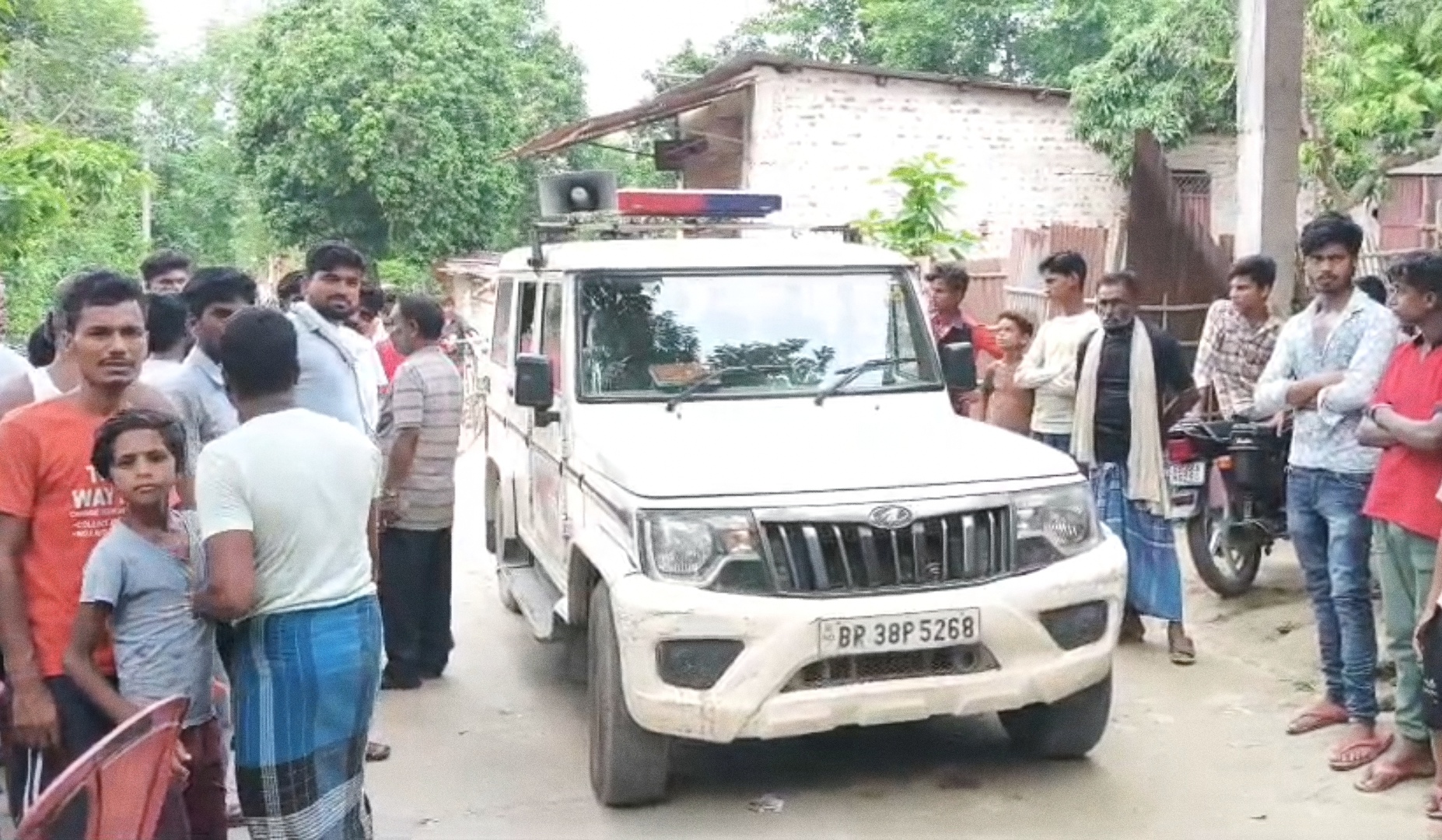 अररिया फोटो:पुलिस मौके पर पहुंची अररिया फोटो:पुलिस मौके पर पहुंची
