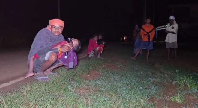 हाथियों के डर से रतजगा करते ग्रामीण हाथियों के डर से रतजगा करते ग्रामीण