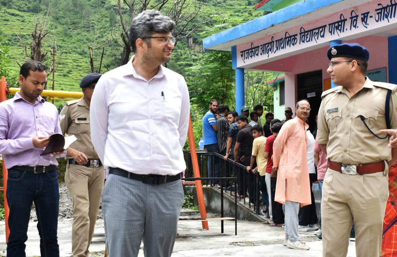 पोलिंग बूथ पर सुरक्षा व्यवस्था का डीएम तिवारी व एसपी पंवार। पोलिंग बूथ पर सुरक्षा व्यवस्था का डीएम तिवारी व एसपी पंवार।