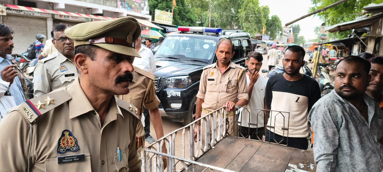 जांच करती पुलिस