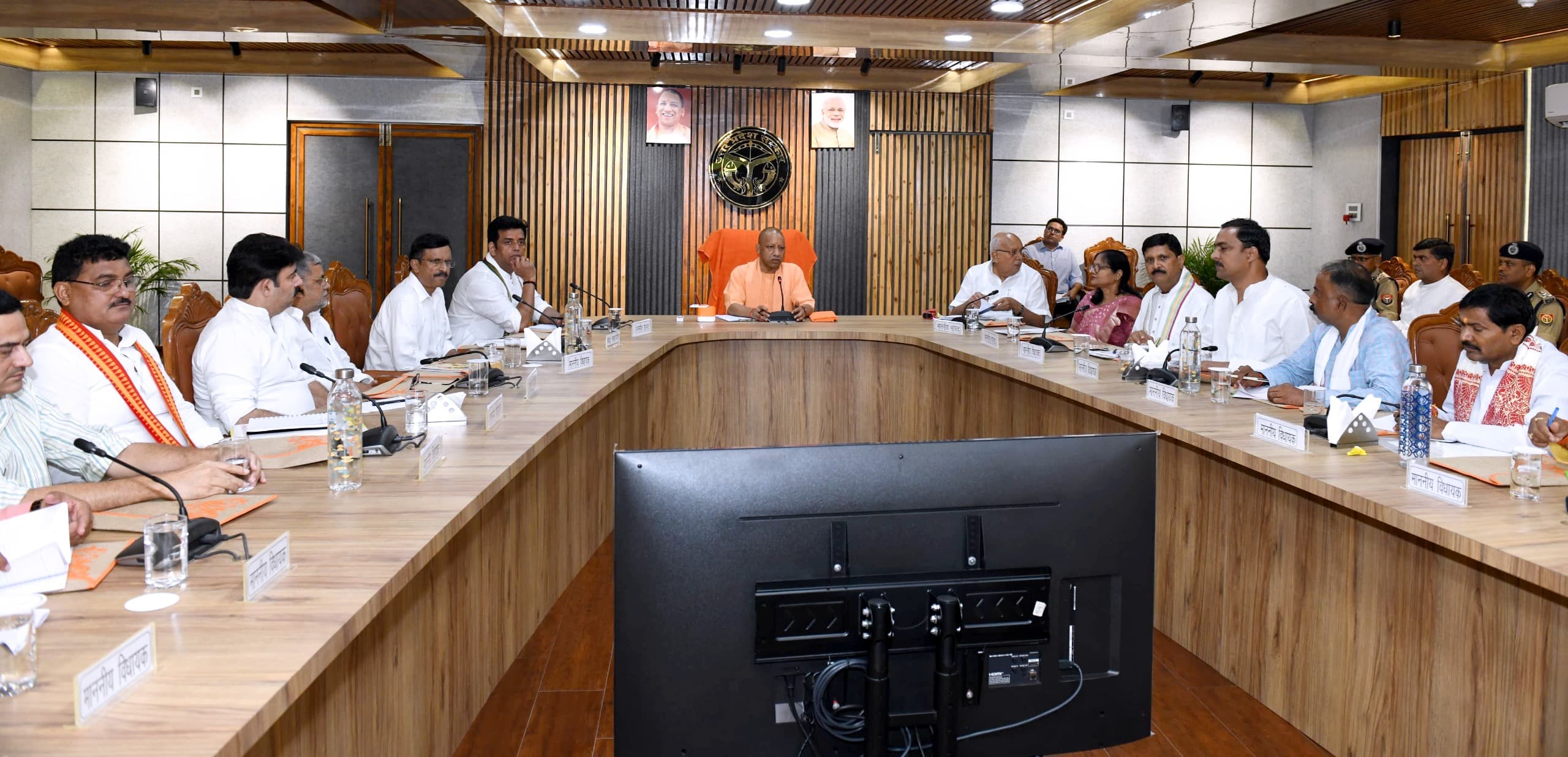 विधानसभावार कार्ययोजना और भावी सड़क प्रस्तावों को एक-एक कर समझा सीएम ने* विधानसभावार कार्ययोजना और भावी सड़क प्रस्तावों को एक-एक कर समझा सीएम ने*
