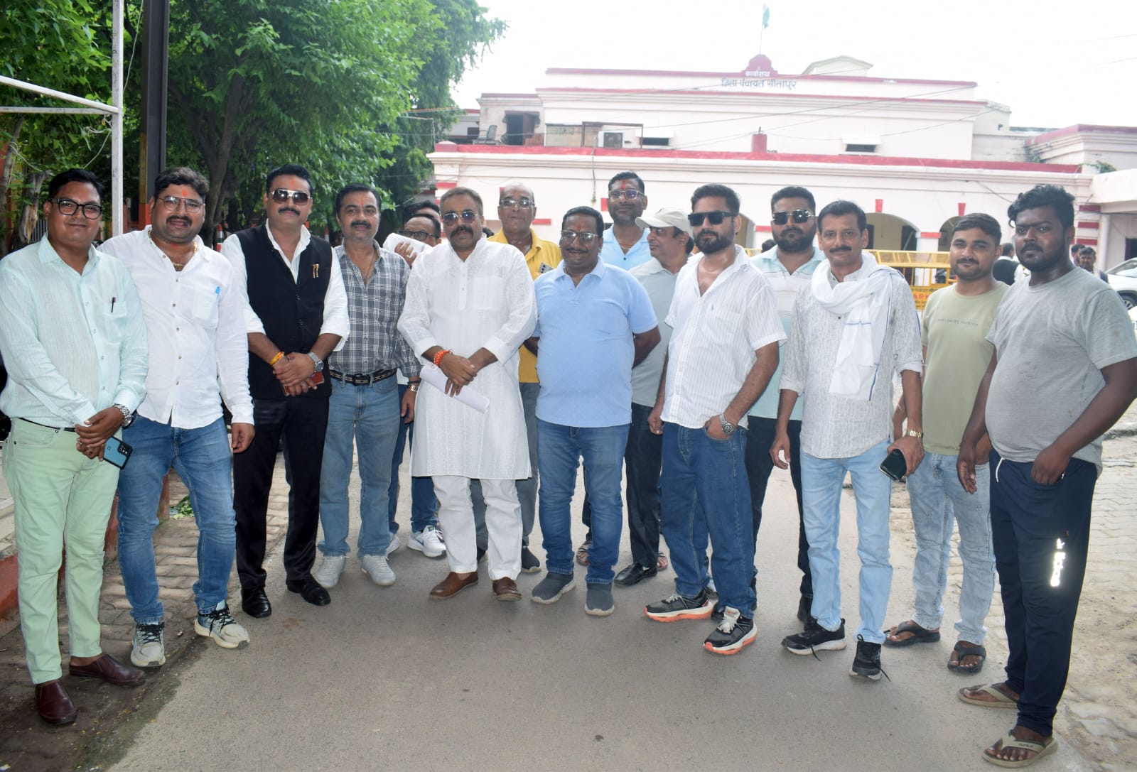 ज्ञापन देने से पूर्व एकत्र व्यापार मंडल के पदाधिकारी ज्ञापन देने से पूर्व एकत्र व्यापार मंडल के पदाधिकारी