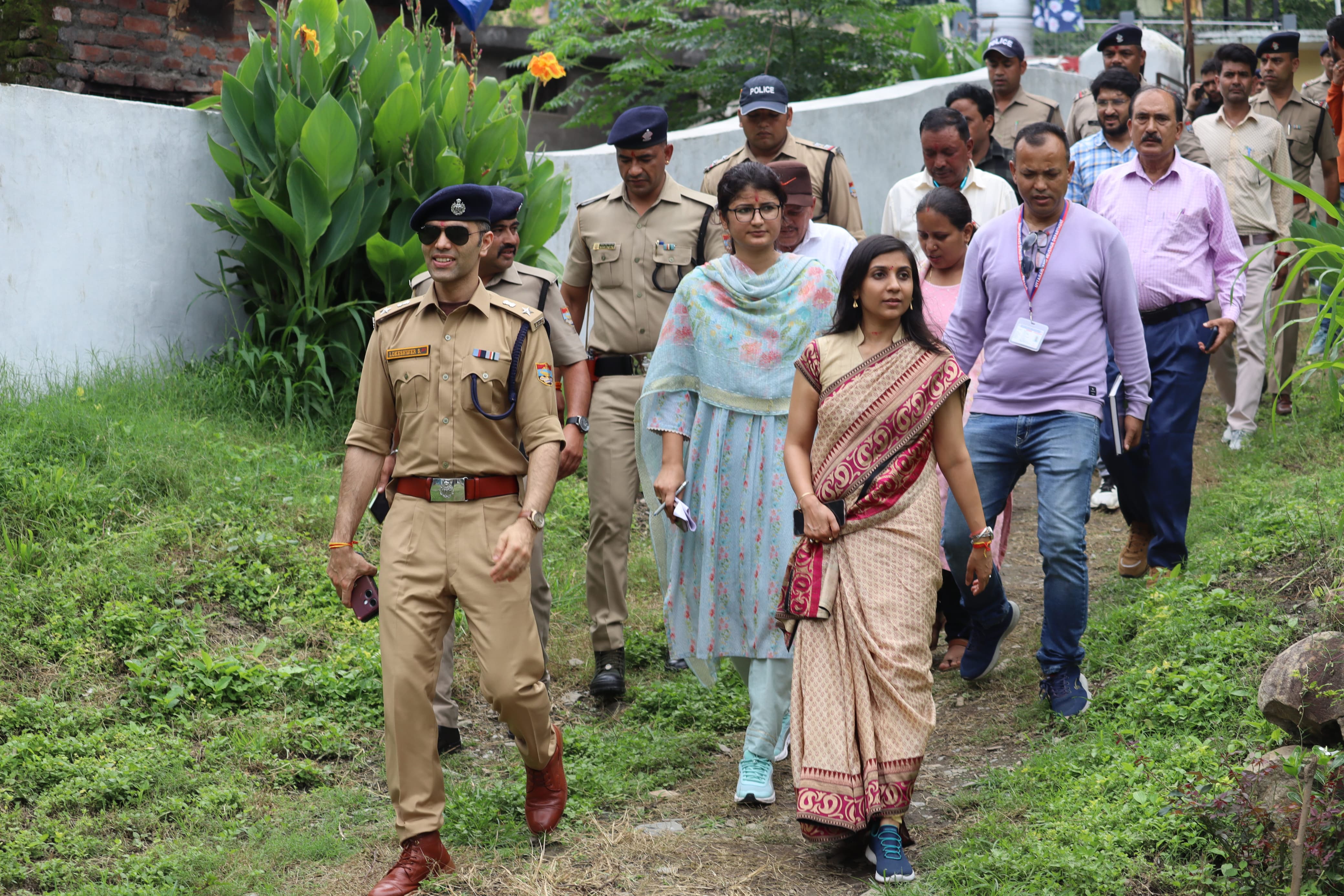 मतदान बूथों का निरीक्षण करती जिलाधिकारी