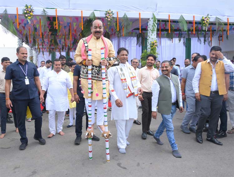 उप मुख्यमंत्री अरुण साव के नवा रायपुर स्थित निवास पर हरेली की धूम उप मुख्यमंत्री अरुण साव के नवा रायपुर स्थित निवास पर हरेली की धूम