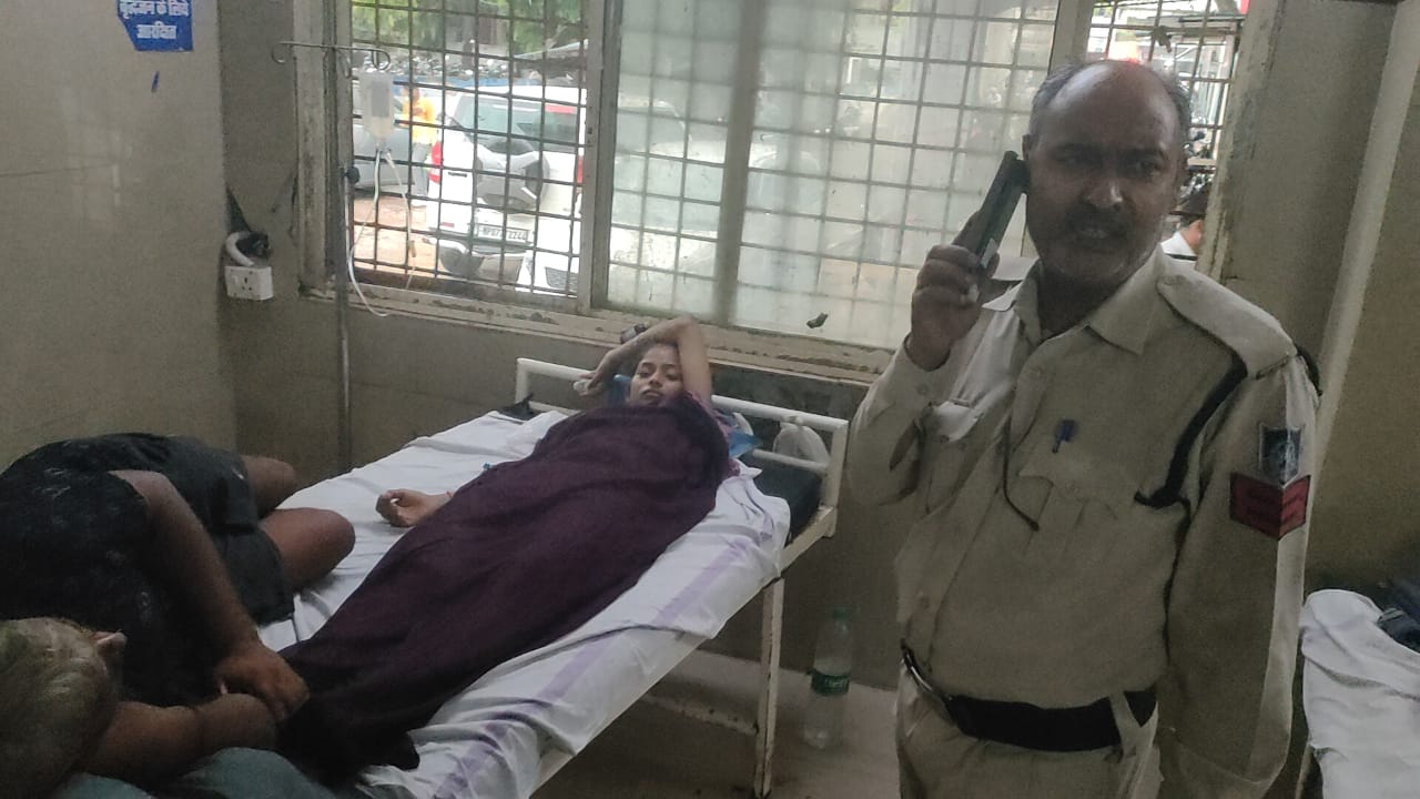 जिला अस्पताल में भर्ती बालिका जिला अस्पताल में भर्ती बालिका