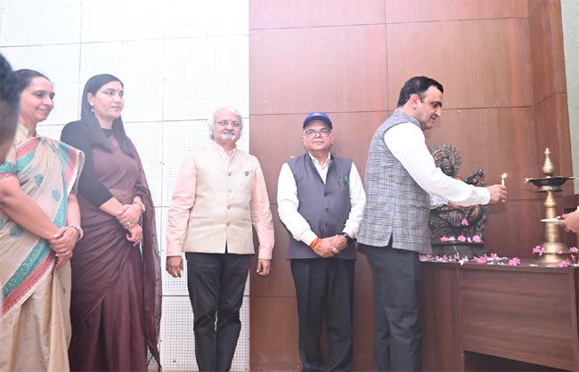 दीप प्रज्वलित कर कार्यक्रम का शुभारंभ करते जिला एवं सत्र न्यायाधीश नरेंद्र सूरा। दीप प्रज्वलित कर कार्यक्रम का शुभारंभ करते जिला एवं सत्र न्यायाधीश नरेंद्र सूरा।