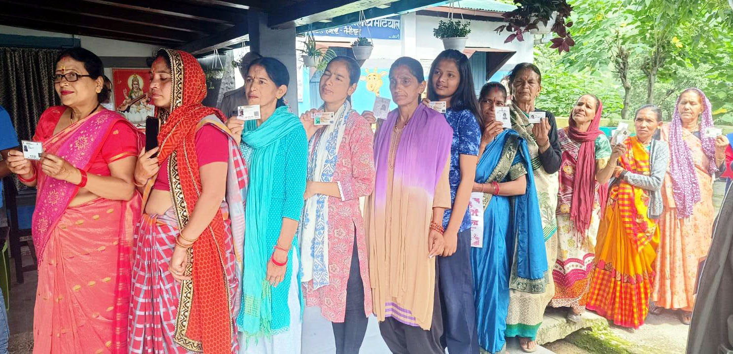 धारी के एक बूथ पर मतदान के लिये लाइन में लगी महिलाएं। धारी के एक बूथ पर मतदान के लिये लाइन में लगी महिलाएं।