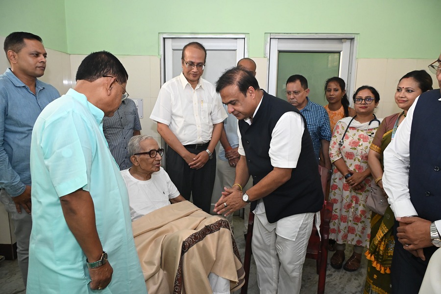 डिब्रूगढ़: डॉ. नगेन सैकिया का हालचाल जानने एएमसीएच पहुंचे मुख्यमंत्री डॉ हिमंत बिस्व सरमा की तस्वीर।