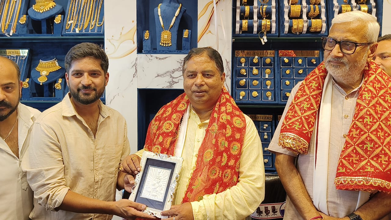 सत शर्मा और शाम लाल ने बरनई में श्री ज्वैलर्स शोरूम का किया उद्घाटन सत शर्मा और शाम लाल ने बरनई में श्री ज्वैलर्स शोरूम का किया उद्घाटन