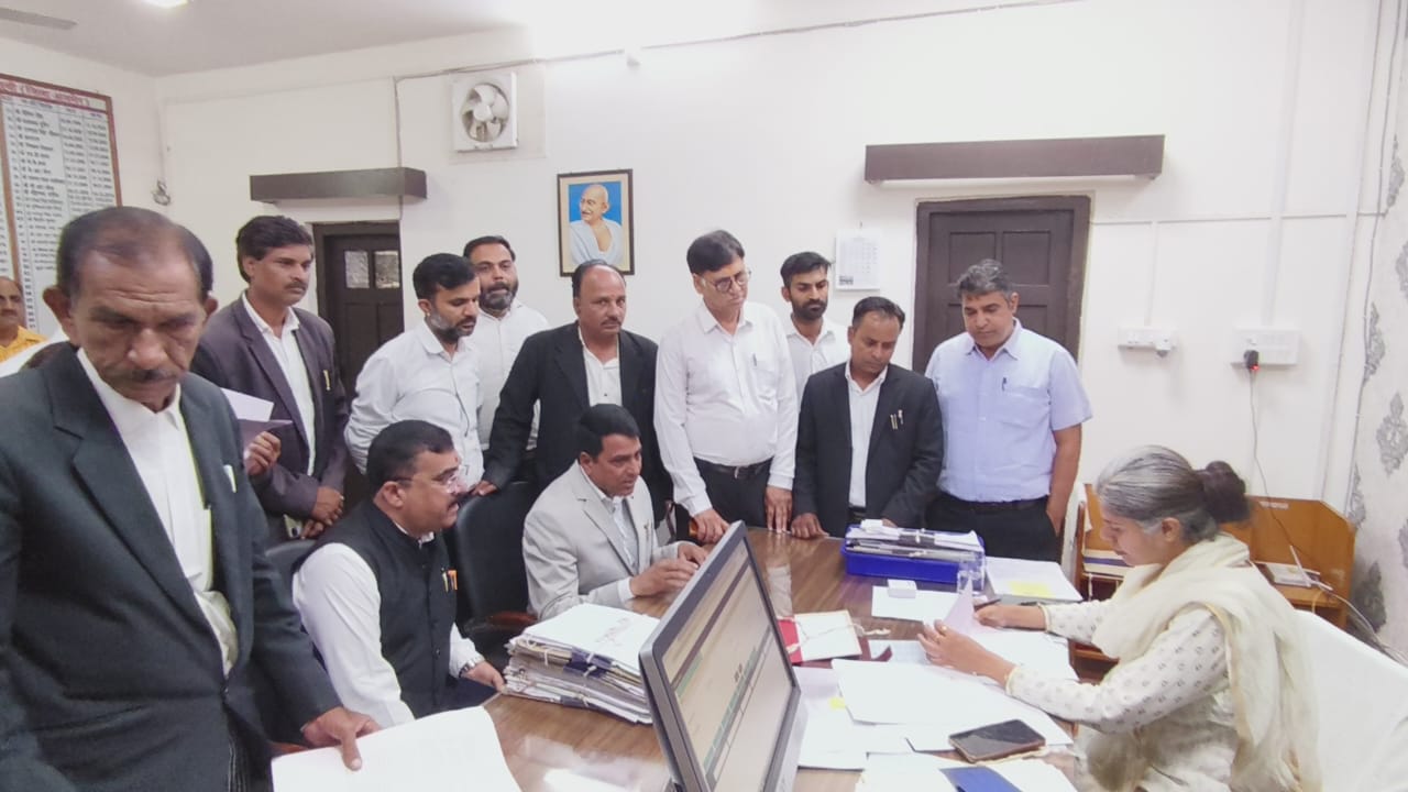 अजमेर में जबरन धर्म परिवर्तन के विरोध में वकीलों ने मुख्यमंत्री के नाम सौंपा ज्ञापन अजमेर में जबरन धर्म परिवर्तन के विरोध में वकीलों ने मुख्यमंत्री के नाम सौंपा ज्ञापन