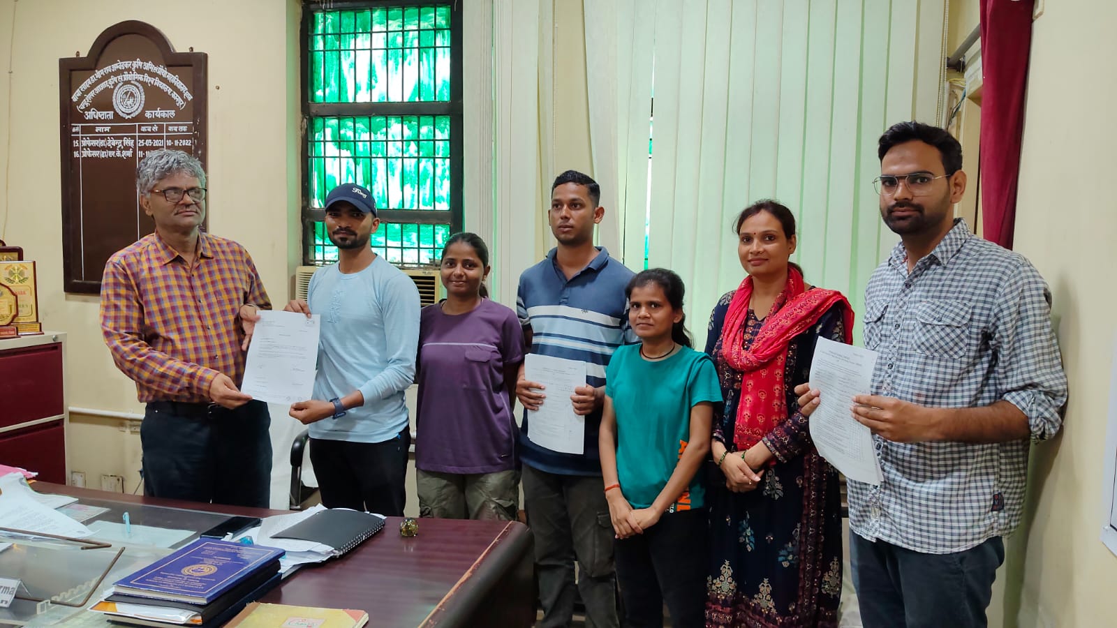 प्लेसमेंट चयन में बधाई देते कुलपति प्लेसमेंट चयन में बधाई देते कुलपति