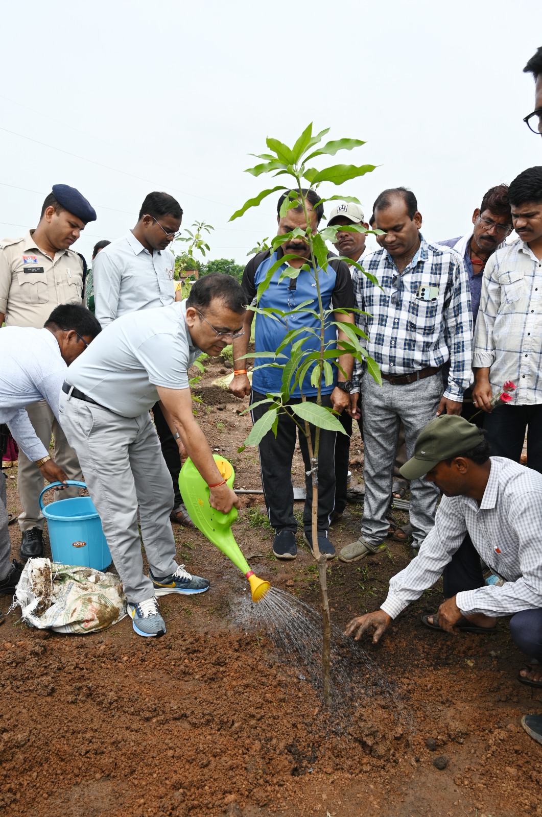 हरेली तिहार पर ग्राम खिसोरा में एक पेड़ माँ के नाम अभियान के तहत हुआ वृक्षारोपण हरेली तिहार पर ग्राम खिसोरा में एक पेड़ माँ के नाम अभियान के तहत हुआ वृक्षारोपण