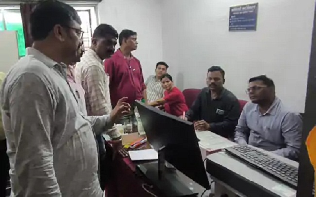 लोकसेवा प्रबंधन विभाग का डेटा इंट्री ऑपरेटर 10 हजार रुपये की रिश्वर लेते रंगेहाथों गिरफ्तार लोकसेवा प्रबंधन विभाग का डेटा इंट्री ऑपरेटर 10 हजार रुपये की रिश्वर लेते रंगेहाथों गिरफ्तार