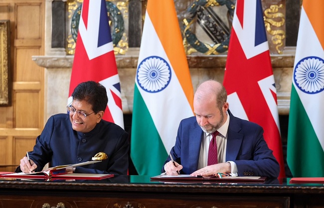 भारत-ब्रिटेन मुक्त व्यापार समझौते पर हस्ताक्षर करते पीयूष गोयल और उनके समकक्ष भारत-ब्रिटेन मुक्त व्यापार समझौते पर हस्ताक्षर करते पीयूष गोयल और उनके समकक्ष