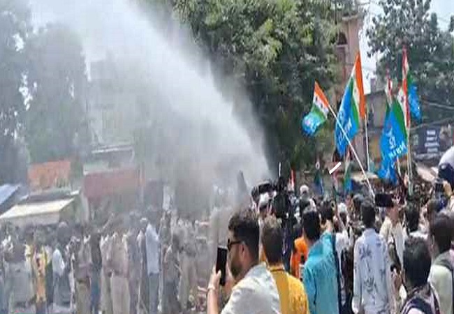 एनएसयूआइ के नेताआ पर वाटर डालती पुलिस एनएसयूआइ के नेताआ पर वाटर डालती पुलिस