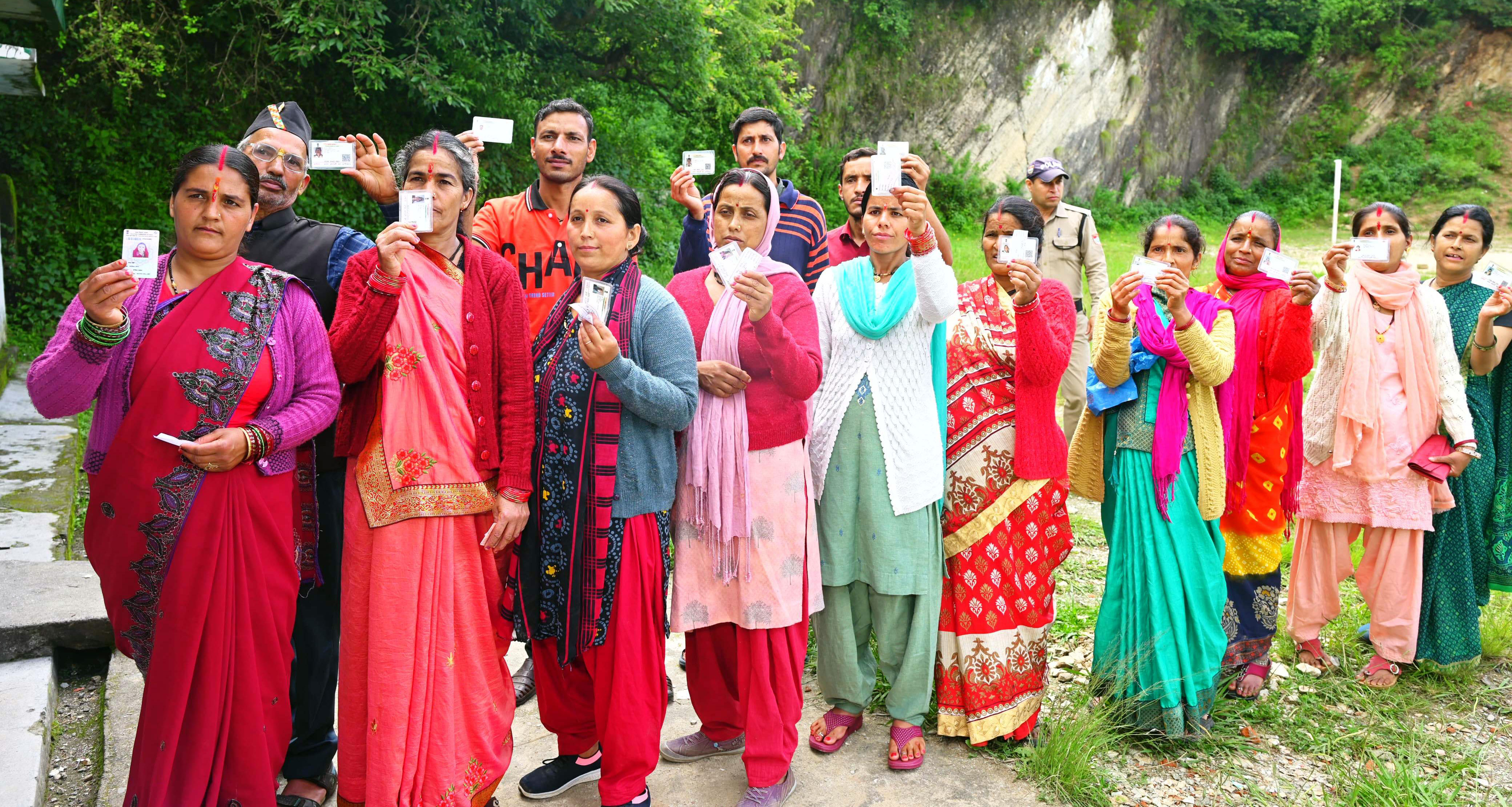 ओखलकांडा के एक बूथ पर मतदान केंद्र पहुंचती महिलाएं। ओखलकांडा के एक बूथ पर मतदान केंद्र पहुंचती महिलाएं।