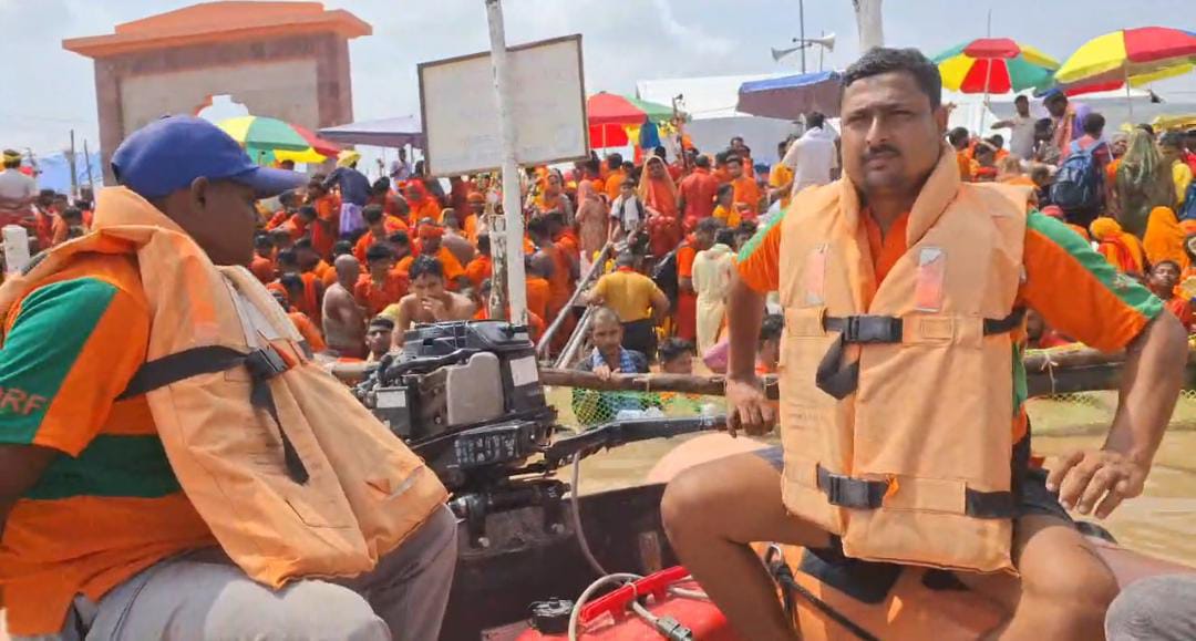 गश्त लगाते एसडीआरएफ की टीम गश्त लगाते एसडीआरएफ की टीम