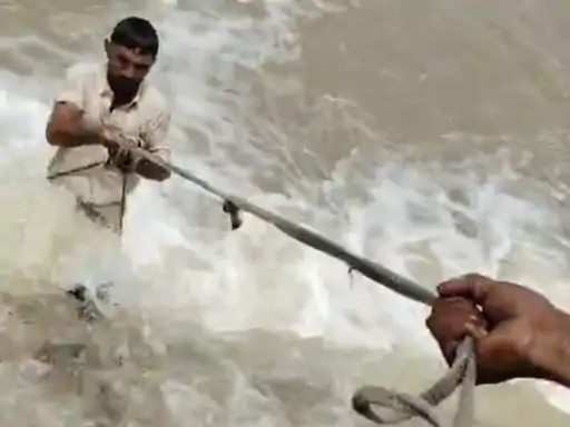 लोगों ने दंपती को रस्सियों से बाहर निकाला लोगों ने दंपती को रस्सियों से बाहर निकाला