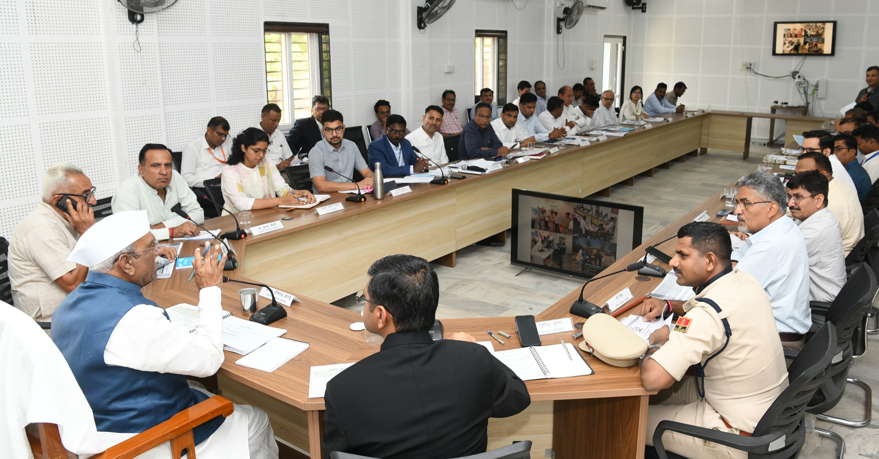 अंतिम छोर पर खड़े व्यक्ति तक पहुंचे लाभ, वास्तविक जरूरतमंद सशक्त हो : राज्यपाल अंतिम छोर पर खड़े व्यक्ति तक पहुंचे लाभ, वास्तविक जरूरतमंद सशक्त हो : राज्यपाल