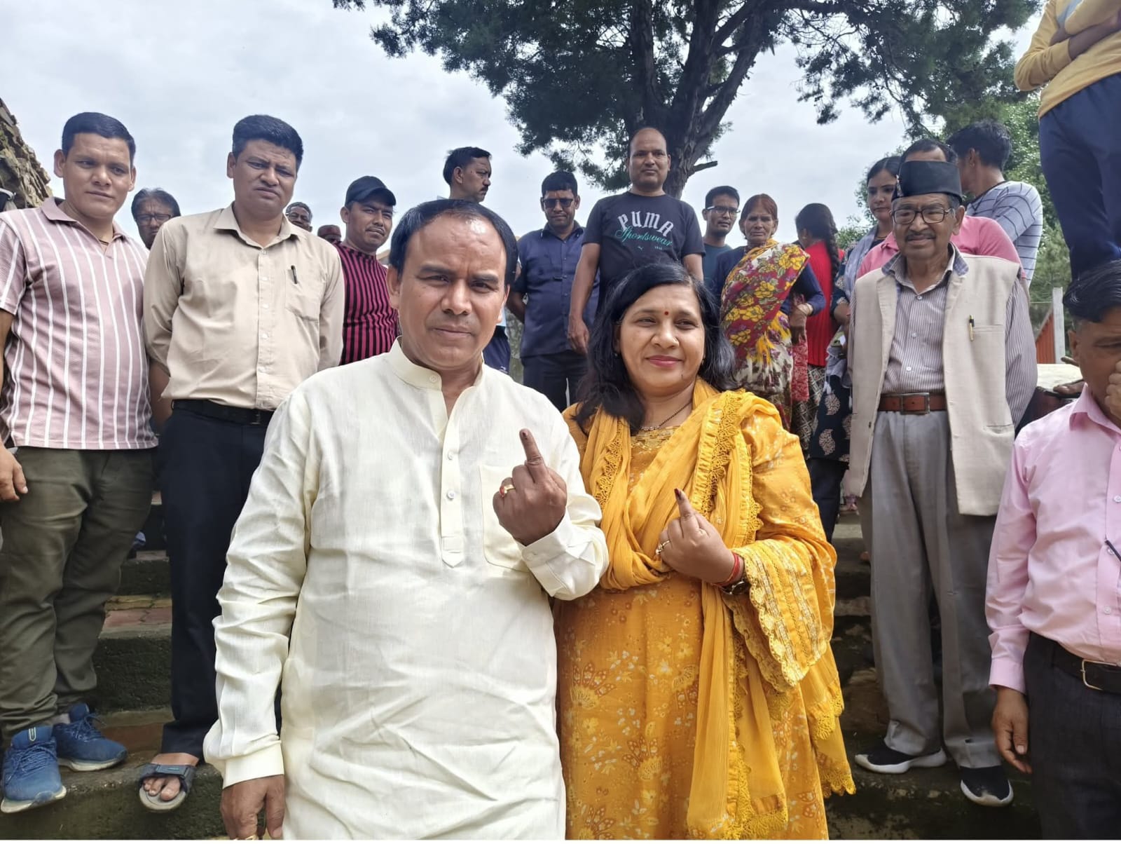 मतदान के बाद उंगली पर लगी स्याही दिखाते मंत्री धन सिंह। मतदान के बाद उंगली पर लगी स्याही दिखाते मंत्री धन सिंह।