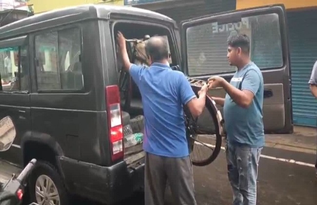 शव को ले जाती पुलिस शव को ले जाती पुलिस