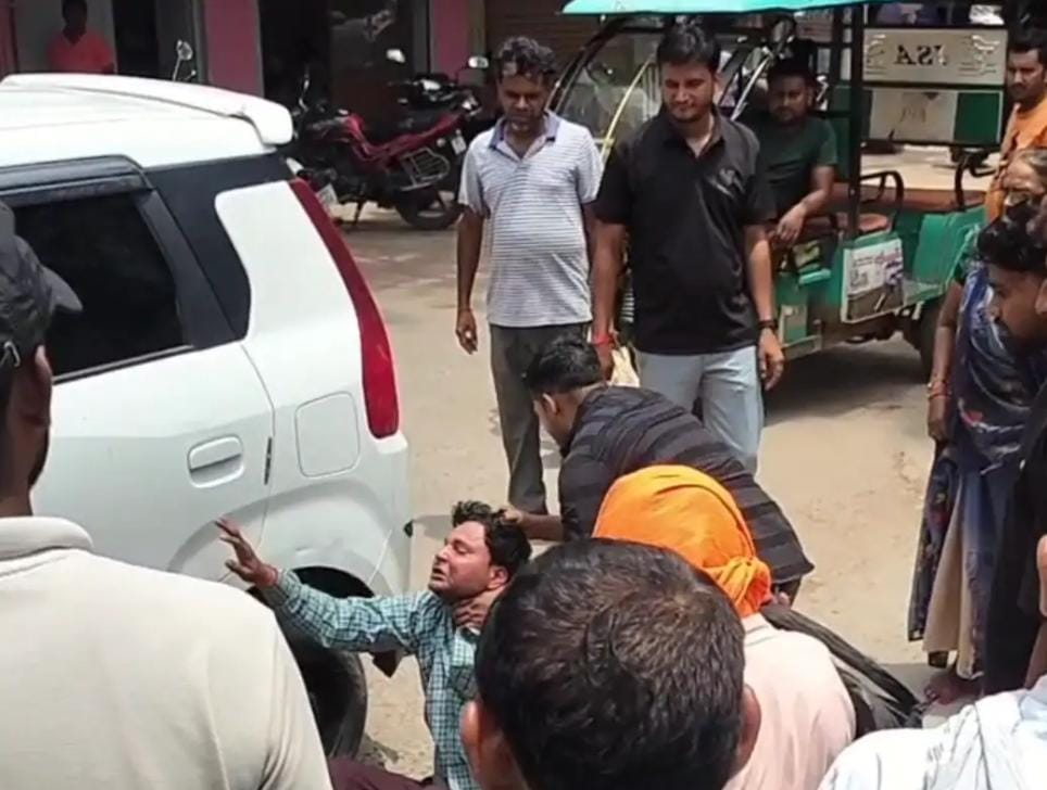 पत्नी को परेशान करने पर बीच सड़क पर कार सवार युवक की पिटाई
