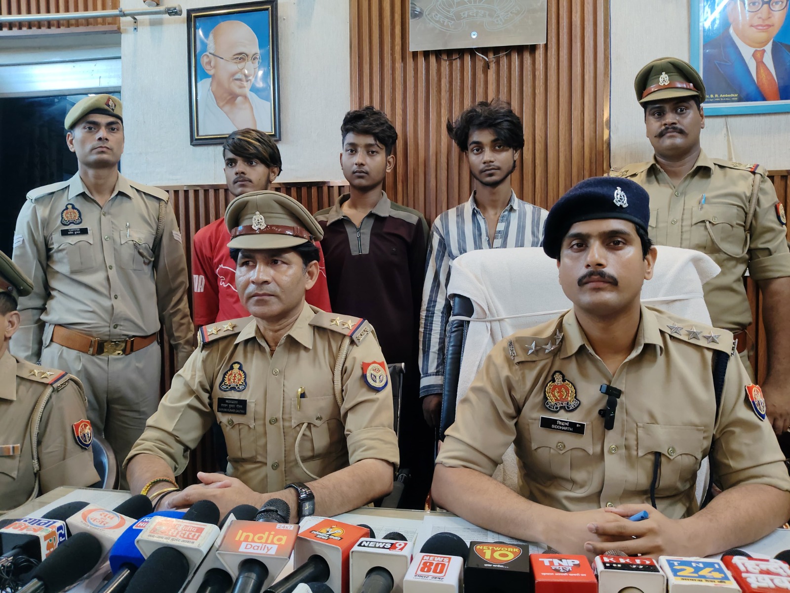 आरोपियों की गिरफ्तारी की जानकारी देते एसीपी आरोपियों की गिरफ्तारी की जानकारी देते एसीपी