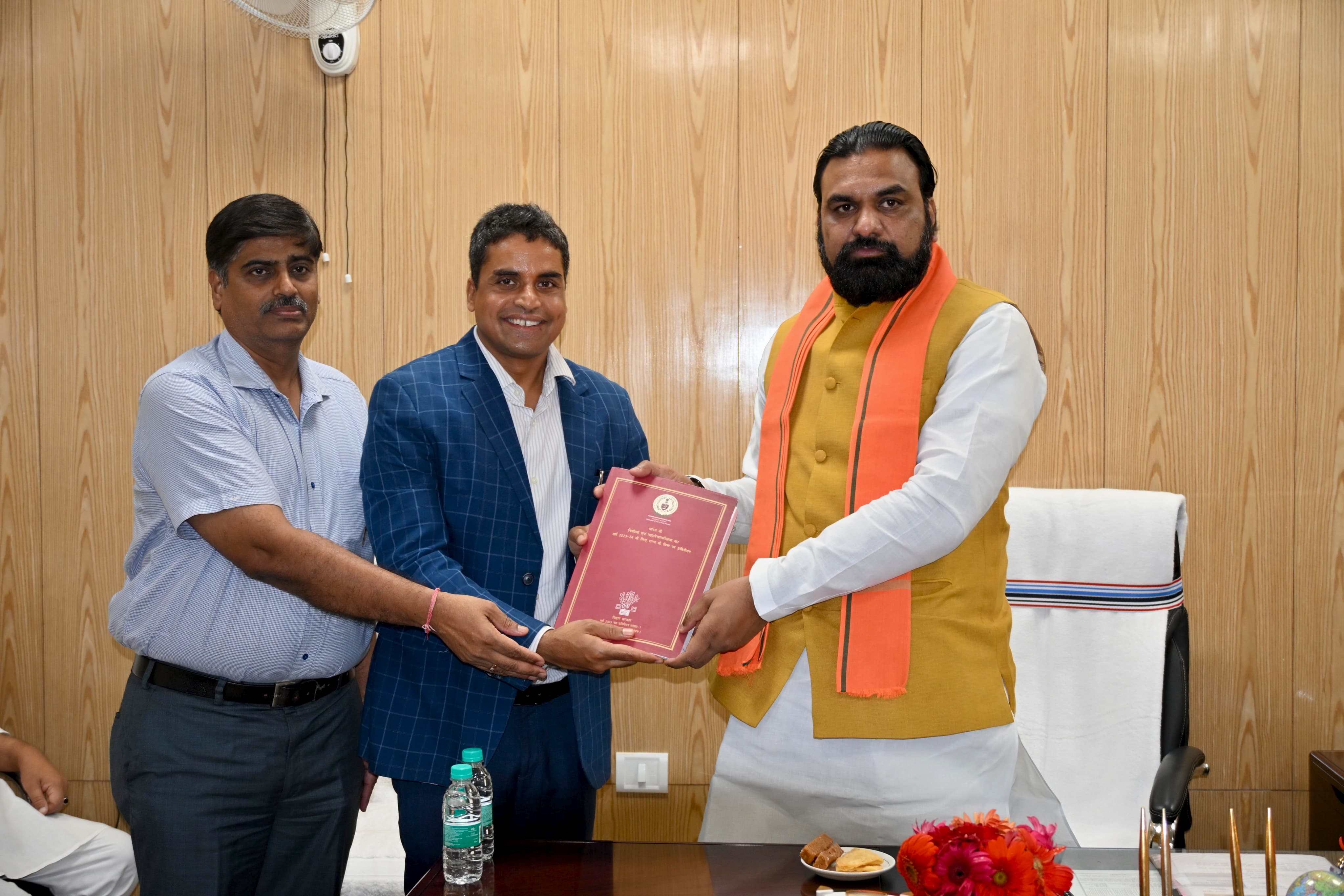 सीएजी अधिकारी रिपोर्ट की कॉपी वित्त मंत्री सम्राट चौधरी को देते सीएजी अधिकारी रिपोर्ट की कॉपी वित्त मंत्री सम्राट चौधरी को देते