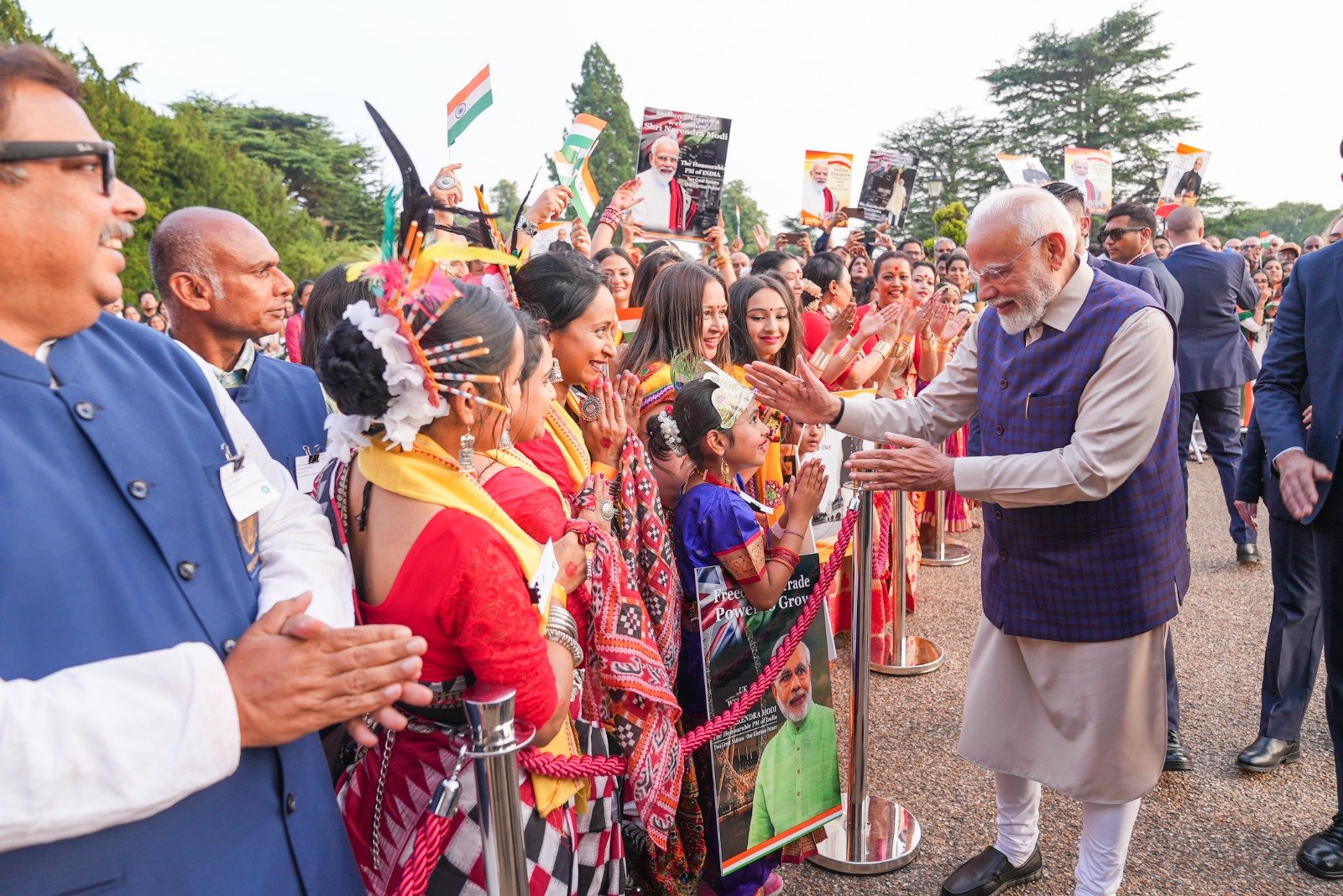 दो दिवसीय यात्रा पर लंदन पहुंचे प्रधानमंत्री मोदी का भारतीय समुदाय ने जोरदार स्वागत किया। (फोटो-एक्स).