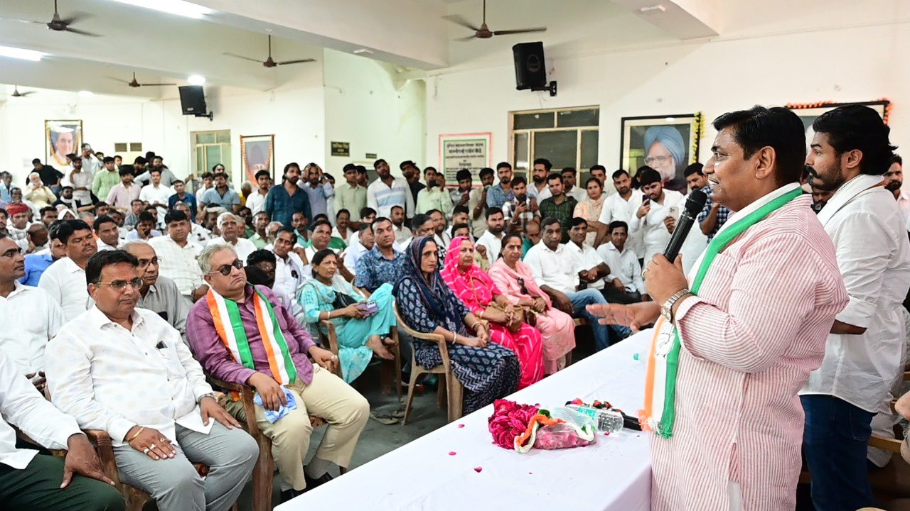 संबाेधित करते डाेटासरा। संबाेधित करते डाेटासरा।