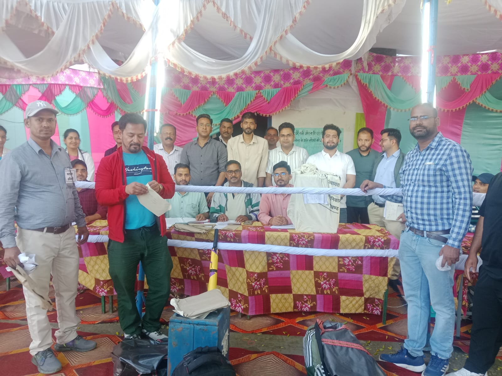 पंचायत चुनाव की झलकियां पंचायत चुनाव की झलकियां