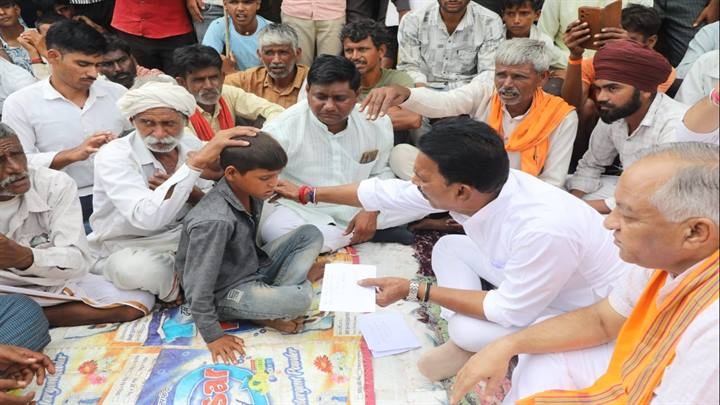 काँवड़ यात्रा में मृत हुए लोगों के परिजनों से मिले प्रभारी मंत्री काँवड़ यात्रा में मृत हुए लोगों के परिजनों से मिले प्रभारी मंत्री