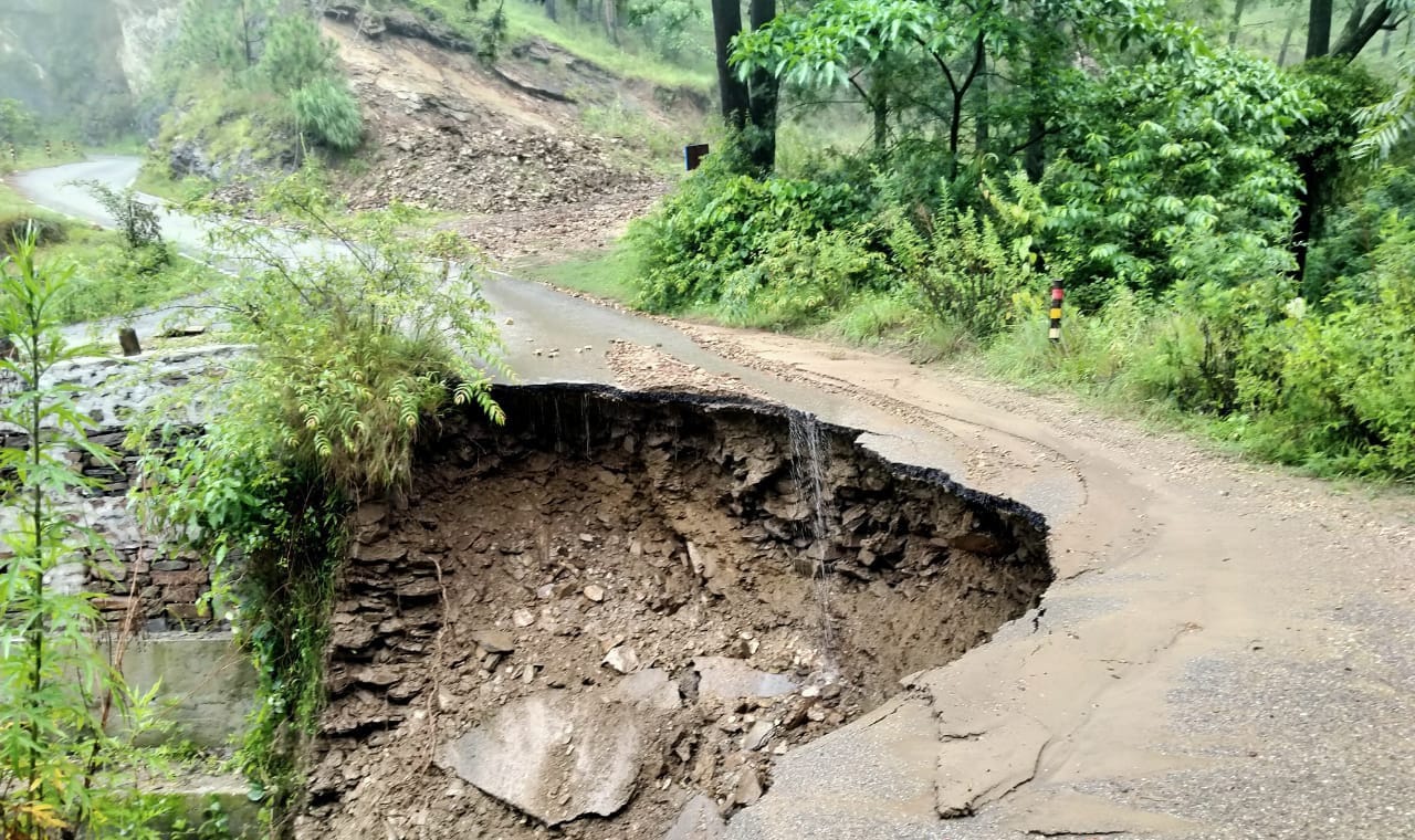जालली क्षेत्र में आफ़त की बारिश: गनोली में एक मकान क्षतिग्रस्त, भटकोट में कई मकान खतरे की जद में जालली क्षेत्र में आफ़त की बारिश: गनोली में एक मकान क्षतिग्रस्त, भटकोट में कई मकान खतरे की जद में