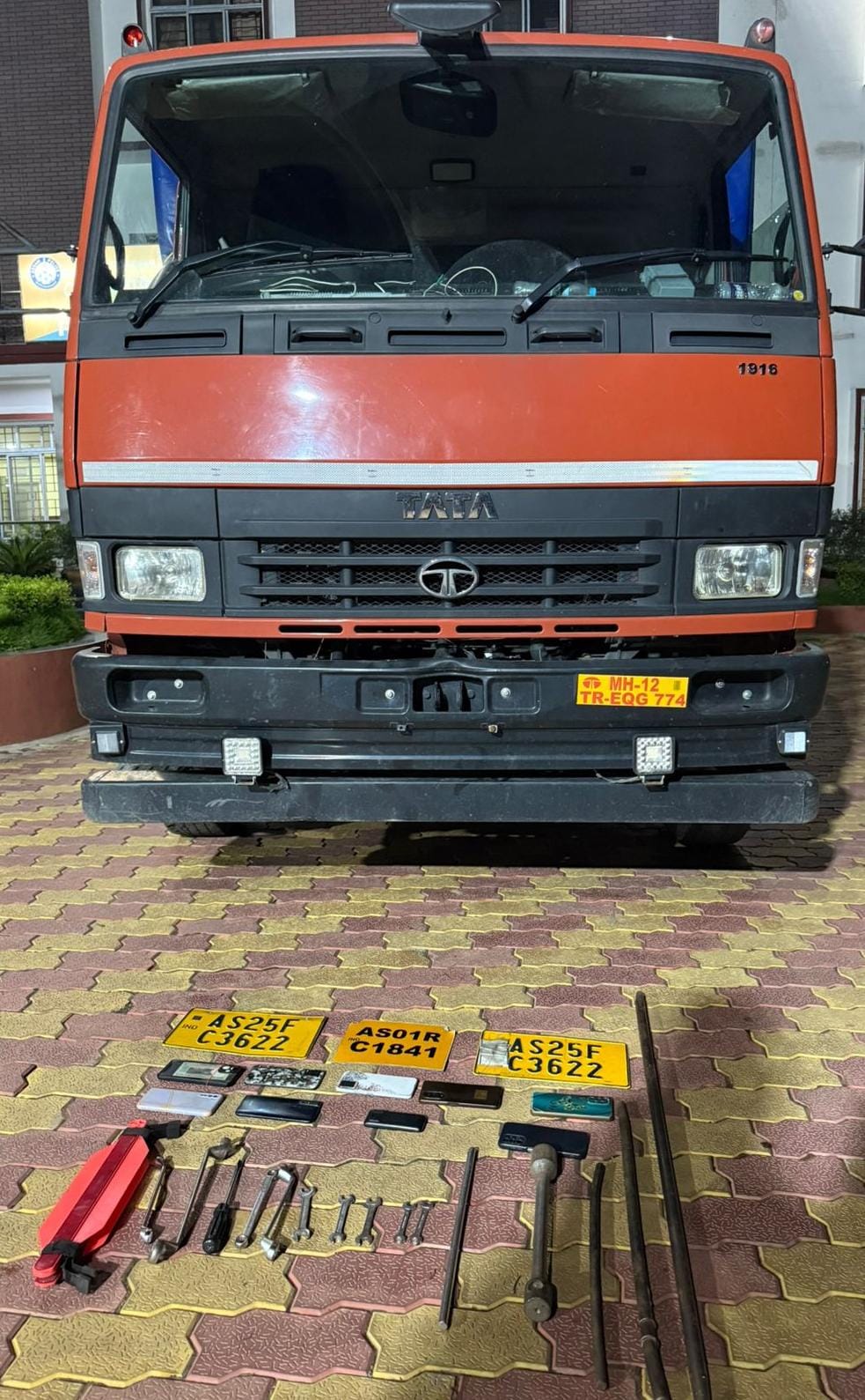 नौ डकैत गिरफ्तार नौ डकैत गिरफ्तार