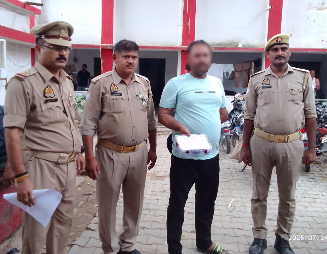 गिरफ्तार हिस्ट्रीशीटर के साथ पुलिस। गिरफ्तार हिस्ट्रीशीटर के साथ पुलिस।