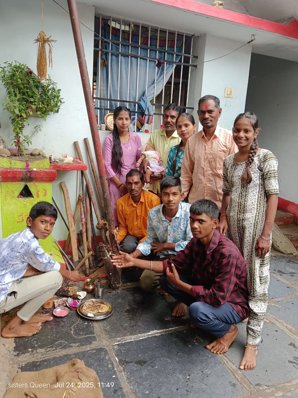 ग्राम श्यामतराई में कृषि उपकरणों की पूजा करते हुए ग्रामीण। ग्राम श्यामतराई में कृषि उपकरणों की पूजा करते हुए ग्रामीण।