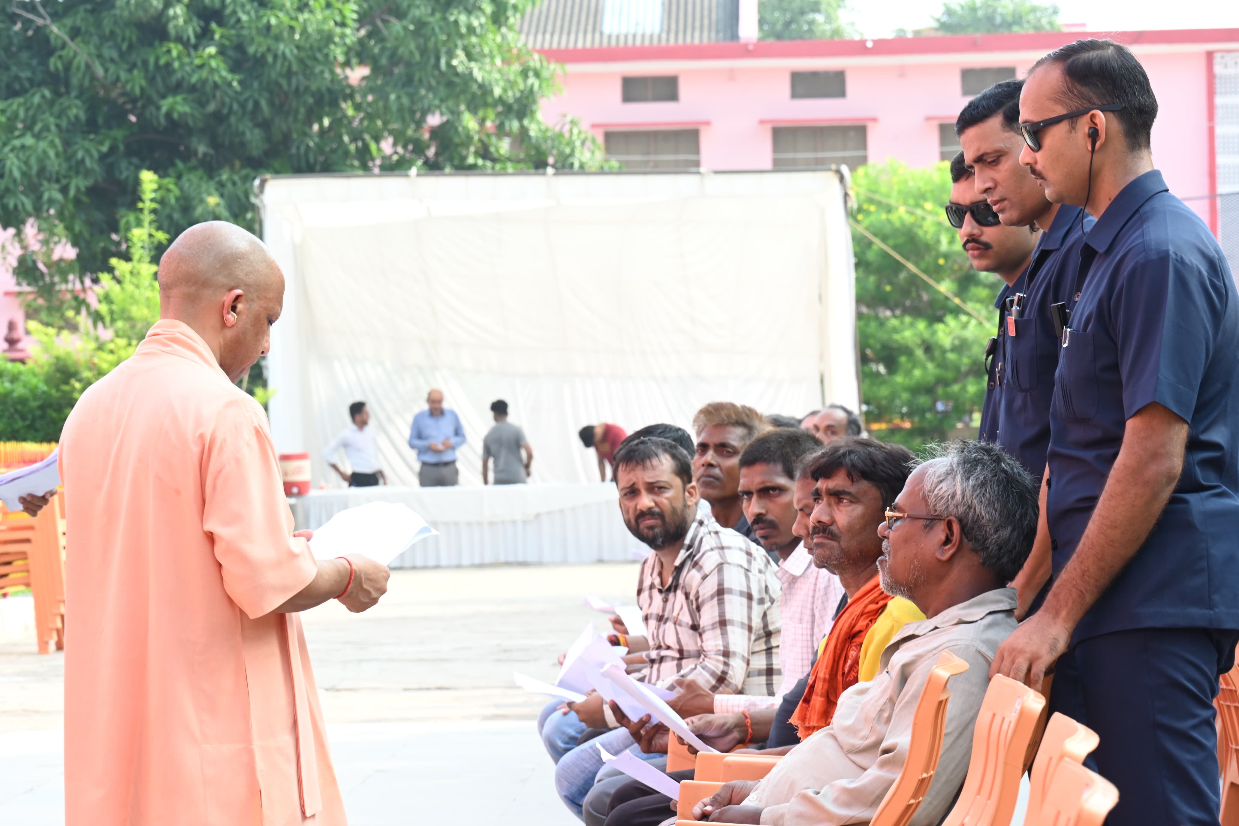 जनता दर्शन में सीएम योगी ने सुनीं 200 लोगों की समस्याएं*