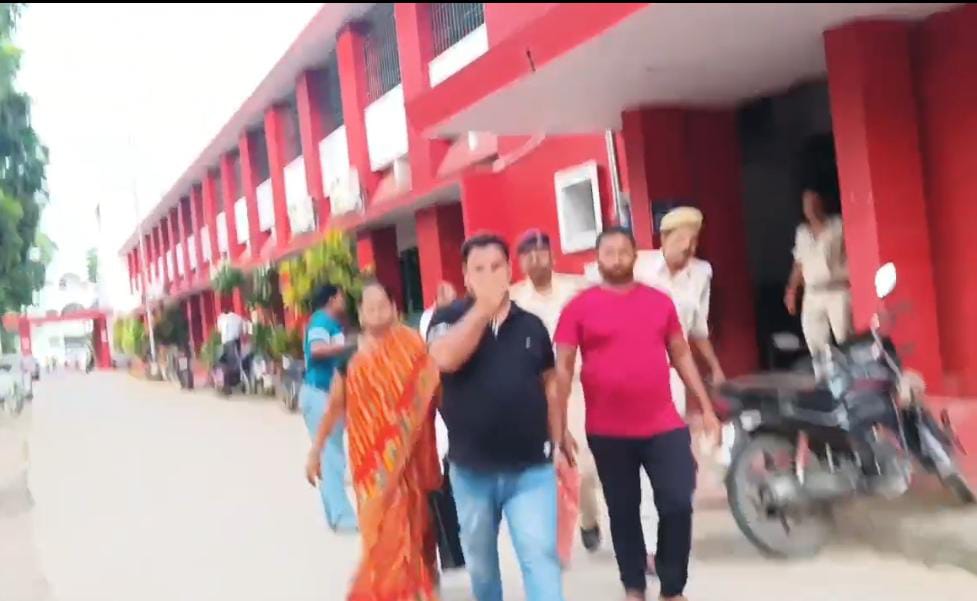 अभियुक्त को जेल ले जाती पुलिस