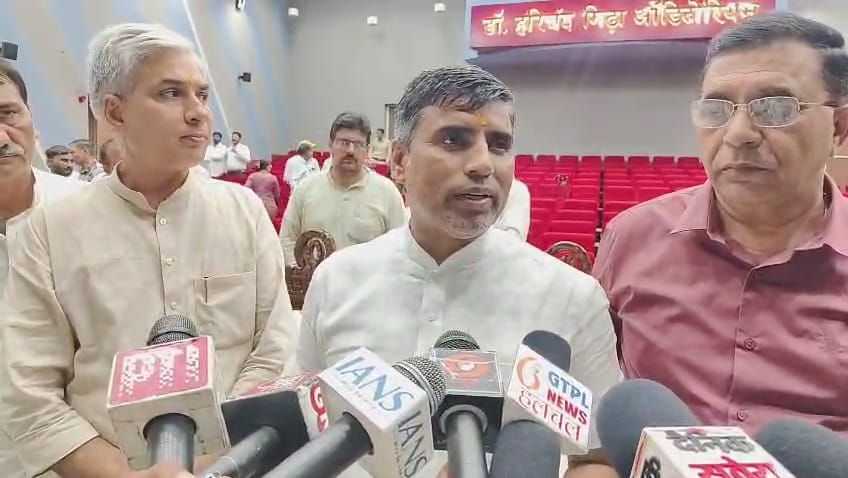 पत्रकारों से बातचीत करते शिक्षा मंत्री पत्रकारों से बातचीत करते शिक्षा मंत्री