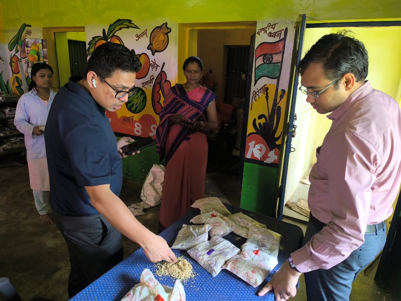 निरिक्षण करते कलेक्टर निरिक्षण करते कलेक्टर