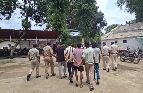 आराेपियाें काे न्यायालय ले जाते पुलिस आराेपियाें काे न्यायालय ले जाते पुलिस