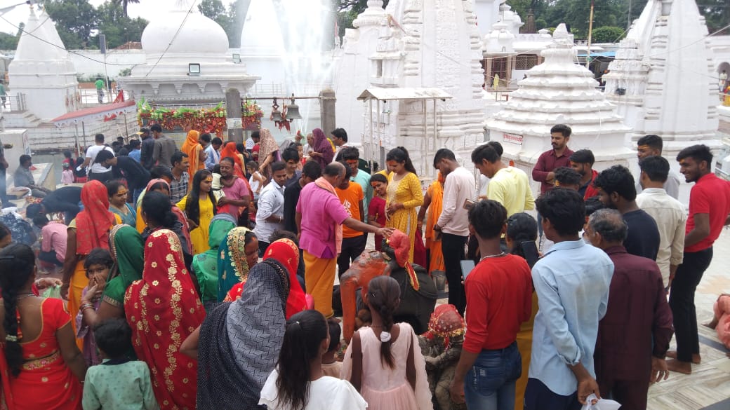 नर्मदा मंदिर दर्शन करने शिवभक्तों की उमड़ी भीड़ नर्मदा मंदिर दर्शन करने शिवभक्तों की उमड़ी भीड़