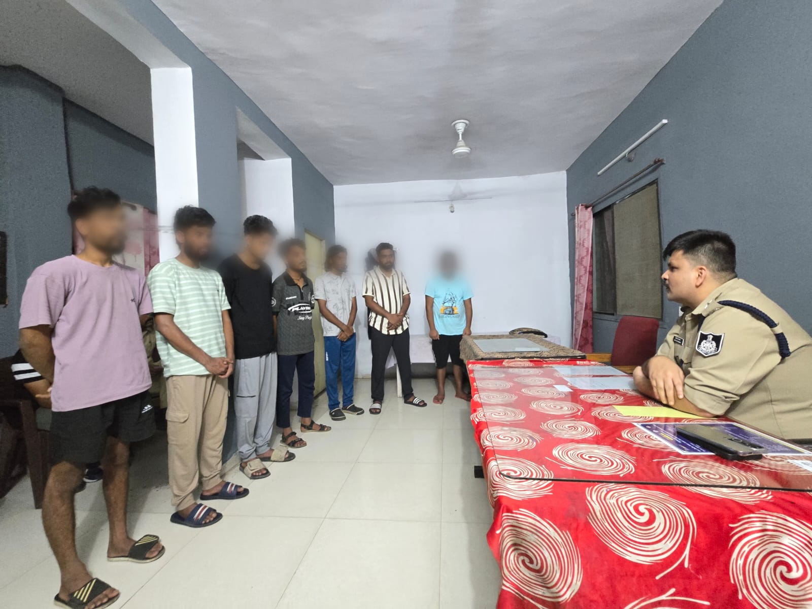 पुलिस अधीक्षक मोती उर रहमान कोतवाली में आरोपियों से पूछताछ करते पुलिस अधीक्षक मोती उर रहमान कोतवाली में आरोपियों से पूछताछ करते