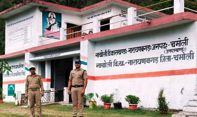 मतदान केंद्र खाली, ड्यूटी पर तैनात कर्मी। मतदान केंद्र खाली, ड्यूटी पर तैनात कर्मी।