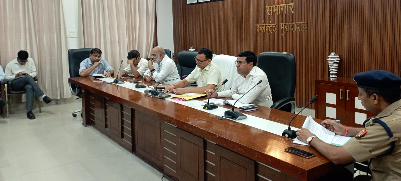 अपर जिलाधिकारी प्रशासन गुलाब चंद्र की अध्यक्षता में कलेक्ट्रेट सभागार में आयोजित होती सड़क सुरक्षा की मासिक समीक्षा बैठक।